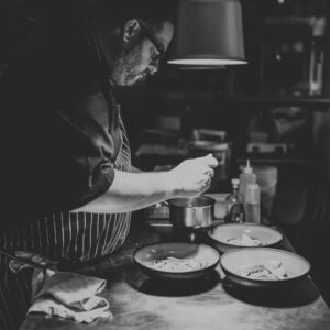 Guy Queroix dans les cuisines de la Cuisine du Cloîtres