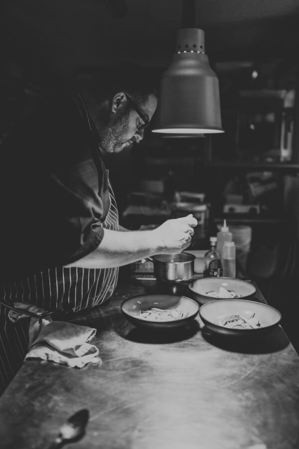 Guy Queroix dans les cuisines de la Cuisine du Cloîtres