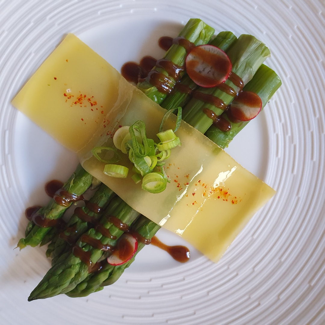 Entrée aux asperges proposé à la carte du restaurant La Cuisine du Cloître