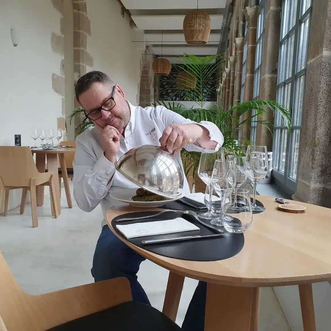 Guy Queroix, Chef de la Cuisine du Cloître, décloche un plat