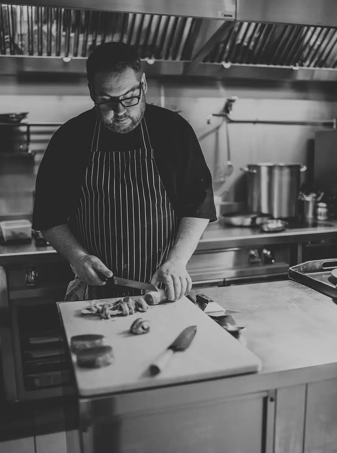 Guy Queroix en préparation dans sa cuisine