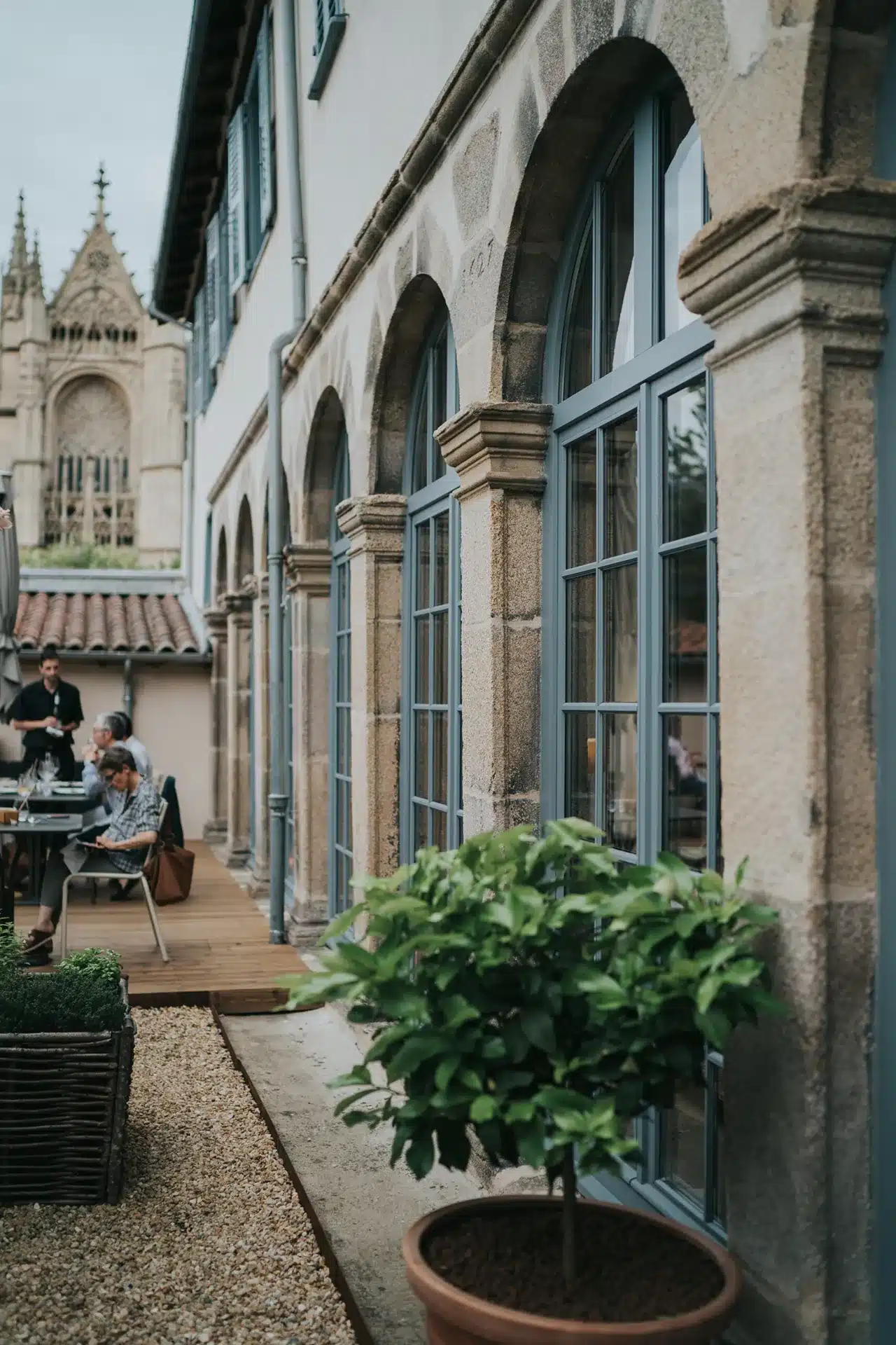 Vue de la terrasse du restaurant La Cuisine du Cloître à Limoges, avec la cathédrale en arrière-plan.