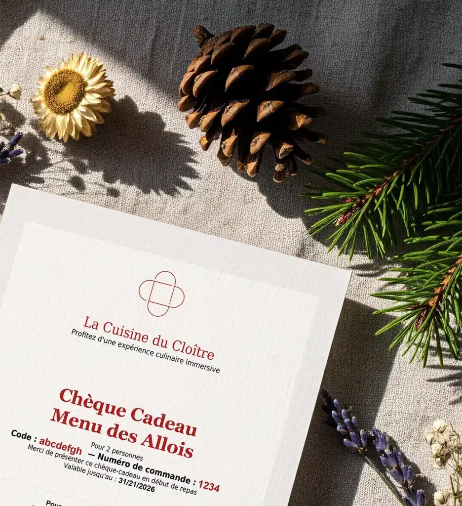 Chèque cadeau de La Cuisine du Cloître avec une décoration festive.