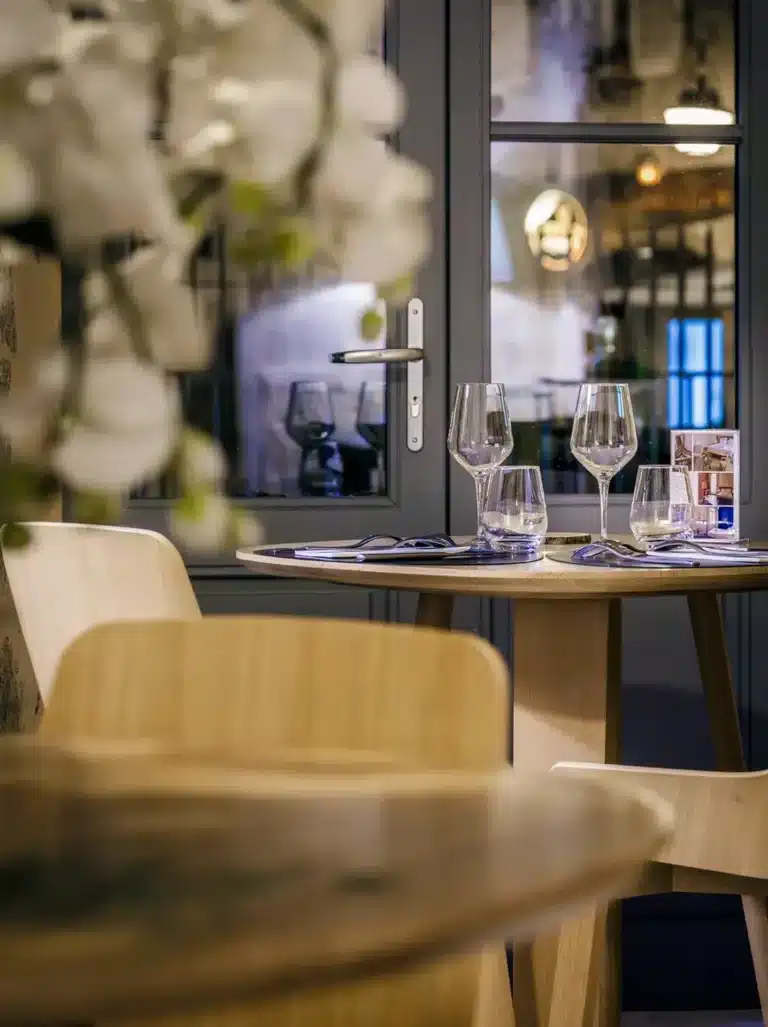 Table dressée pour un repas d'exception à La Cuisine du Cloître